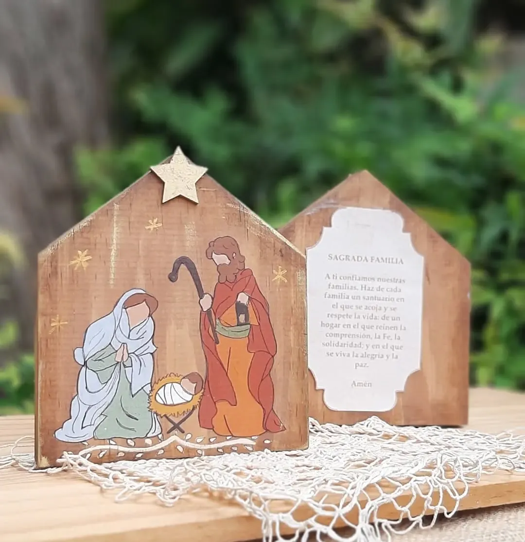 Nacimiento en madera pintada con oración