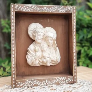 Sagrada Familia en relieve en madera tallada