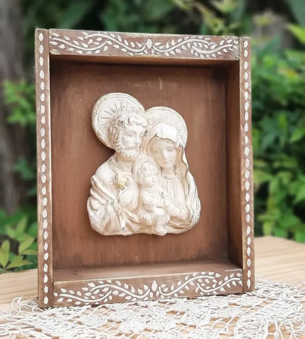 Sagrada Familia en relieve en madera tallada