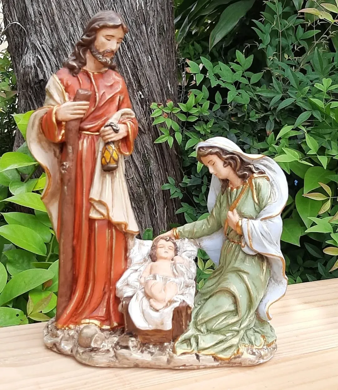 Nacimiento en resina pintado a mano