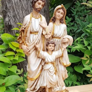 Sagrada Familia de pie con el Niño Jesús