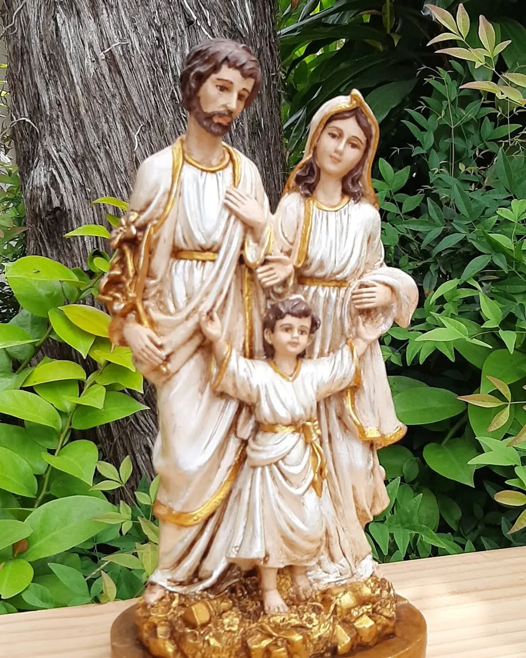 Sagrada Familia de pie con el Niño Jesús