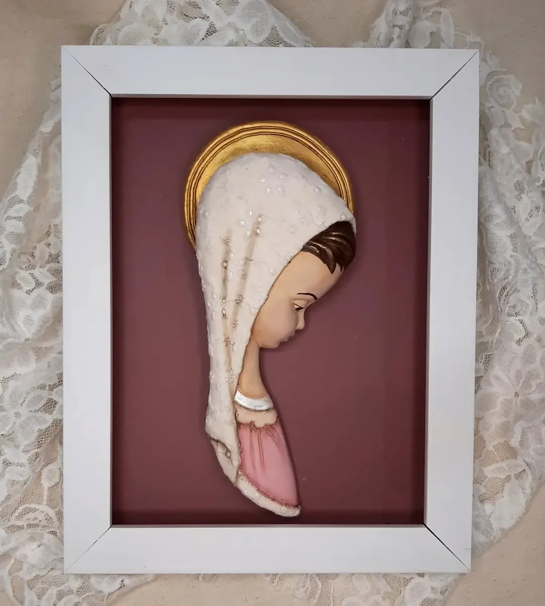 Virgen en relieve enmarcado (blanco con fondo vino)