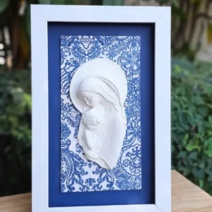 Virgen y Niño en relieve blanco con fondo azul