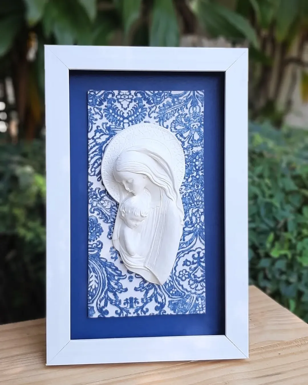 Virgen y Niño en relieve blanco con fondo azul